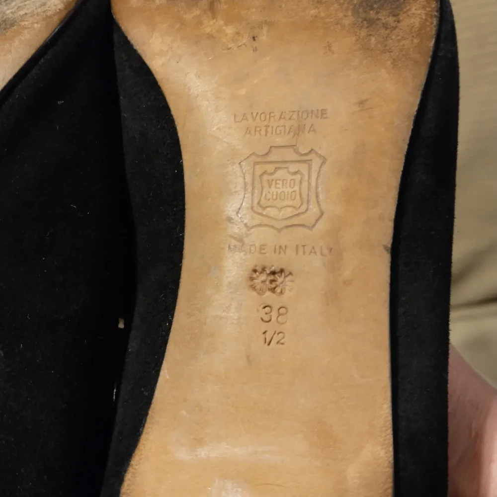 Manolo Blahnik Suede Pumps  38.5